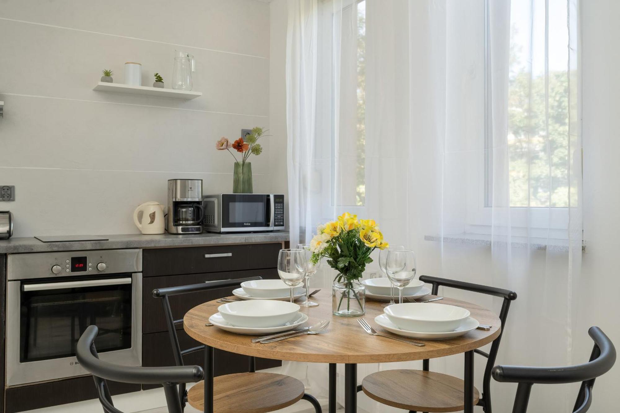 Bialowieska Z Aneksem Kuchennym I Balkonem By Renters Apartament *