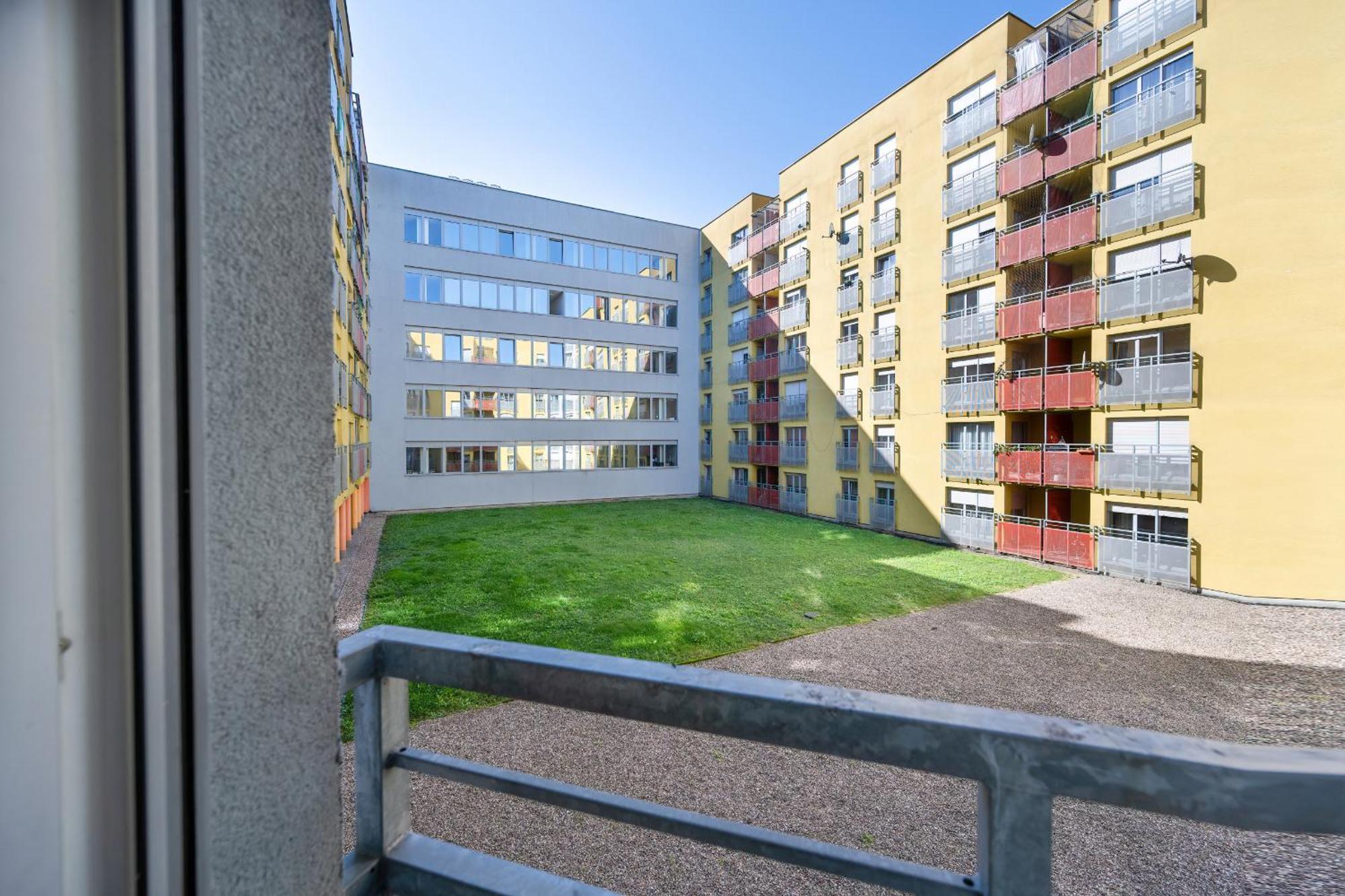 Bialowieska Z Aneksem Kuchennym I Balkonem By Renters Apartament Wrocław