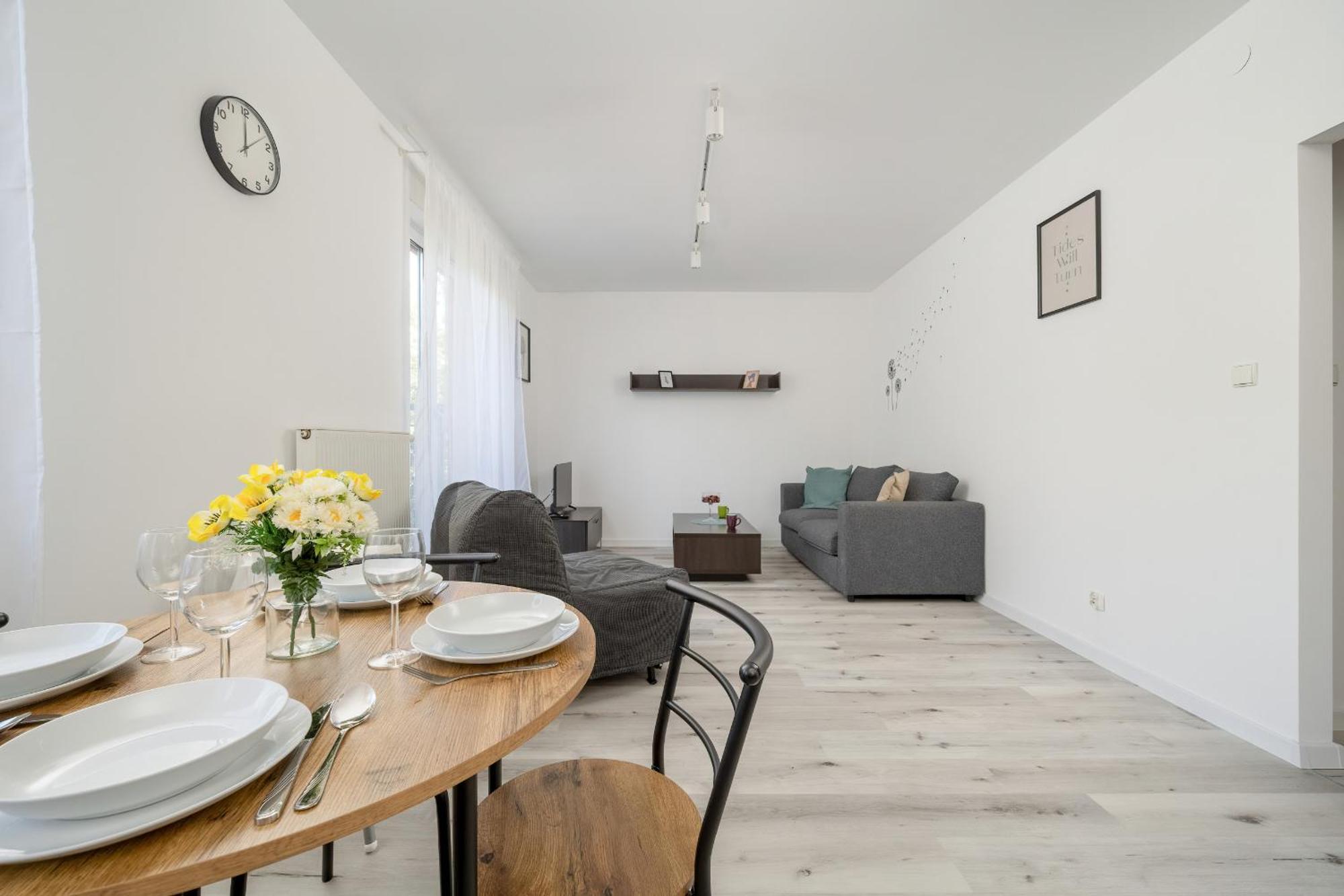 Bialowieska Z Aneksem Kuchennym I Balkonem By Renters Wrocław